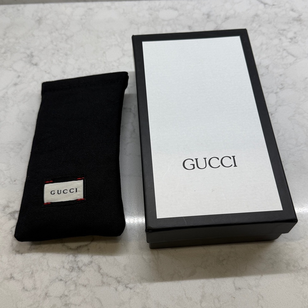 Copy, Gucci Black Sunglasses with Floral Accents - Picture 7 of 7